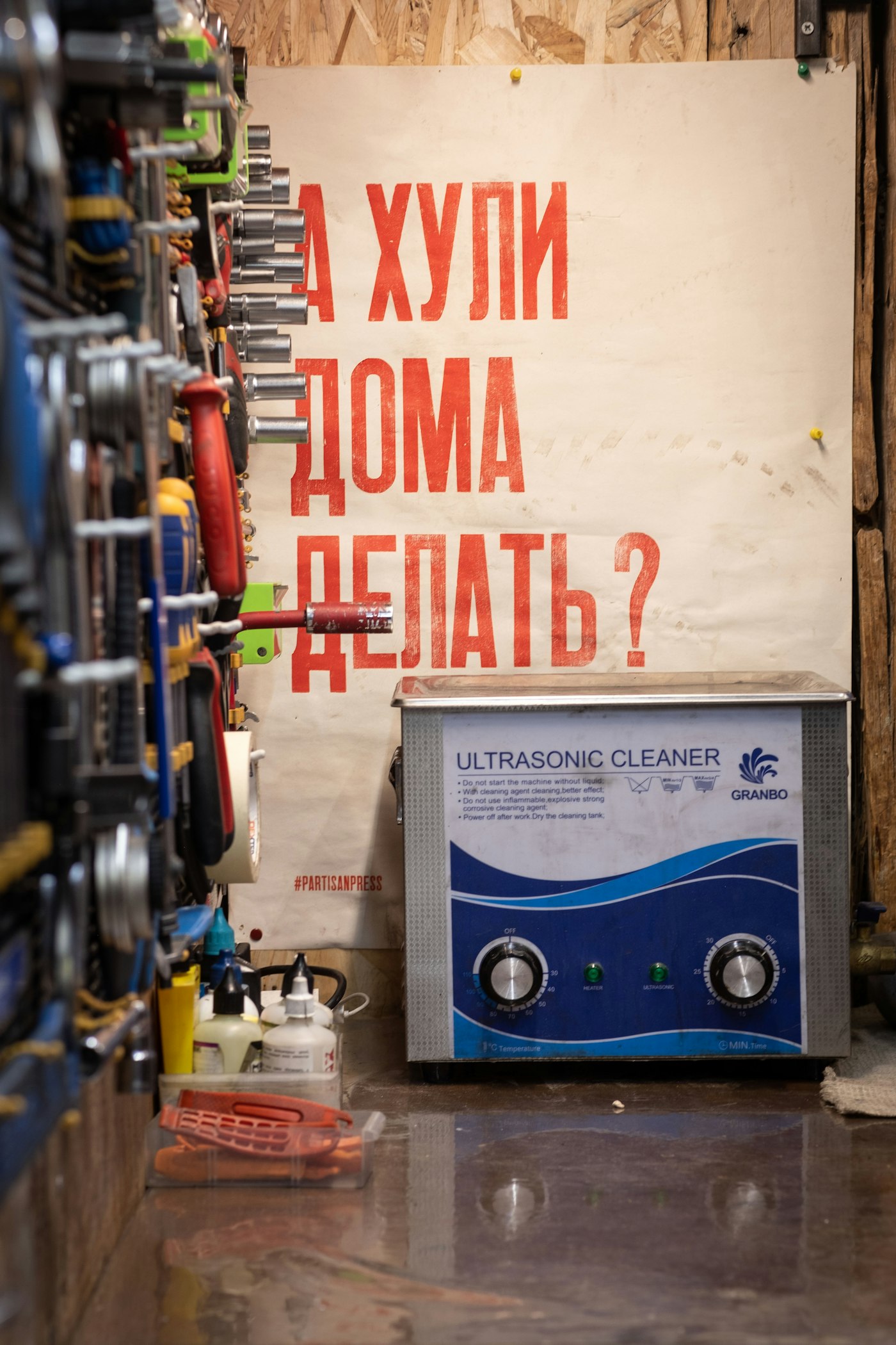 A chamber and high-voltage bench joined to cycle an 800V inverter safely