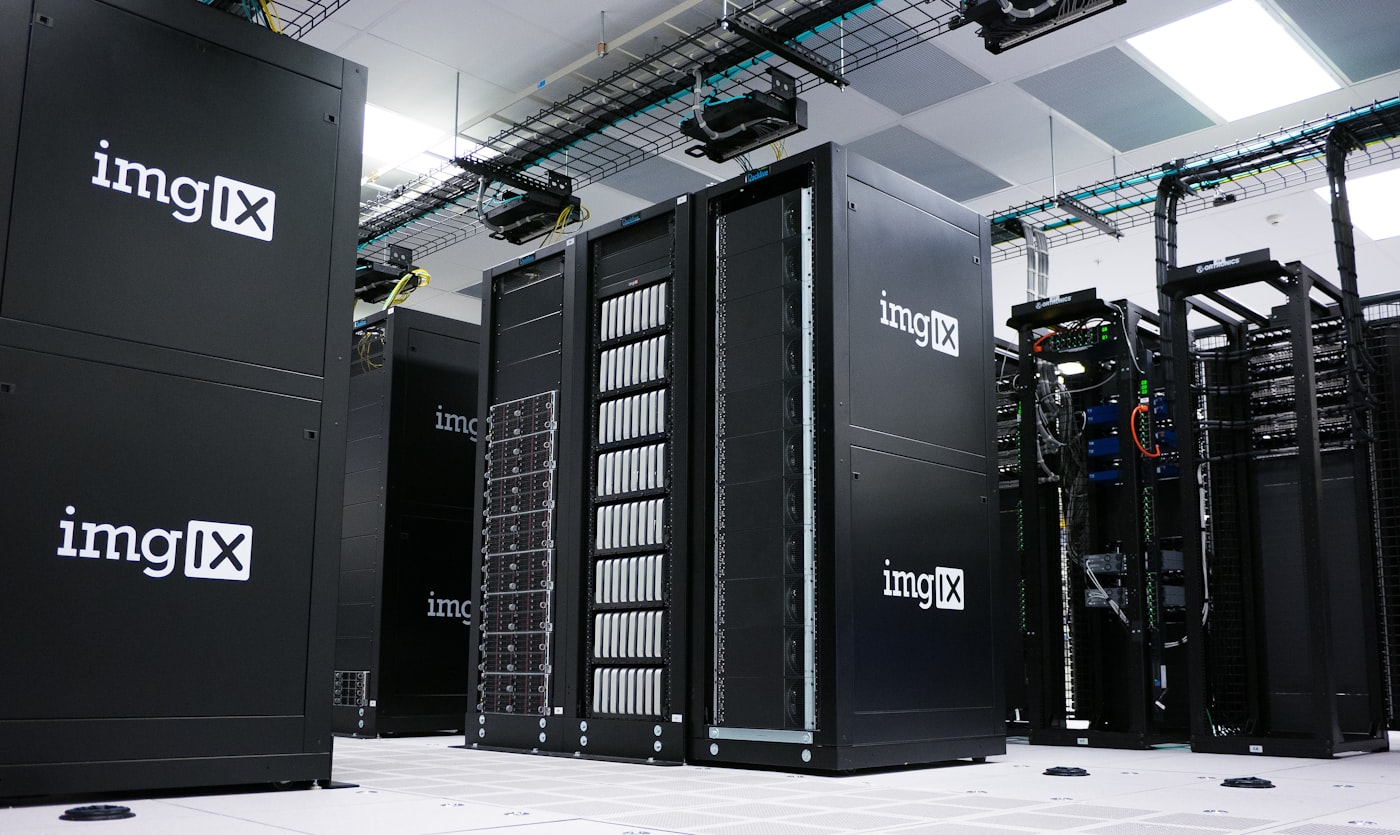A chamber that sinks a powered AI server heat while swinging the temperature
