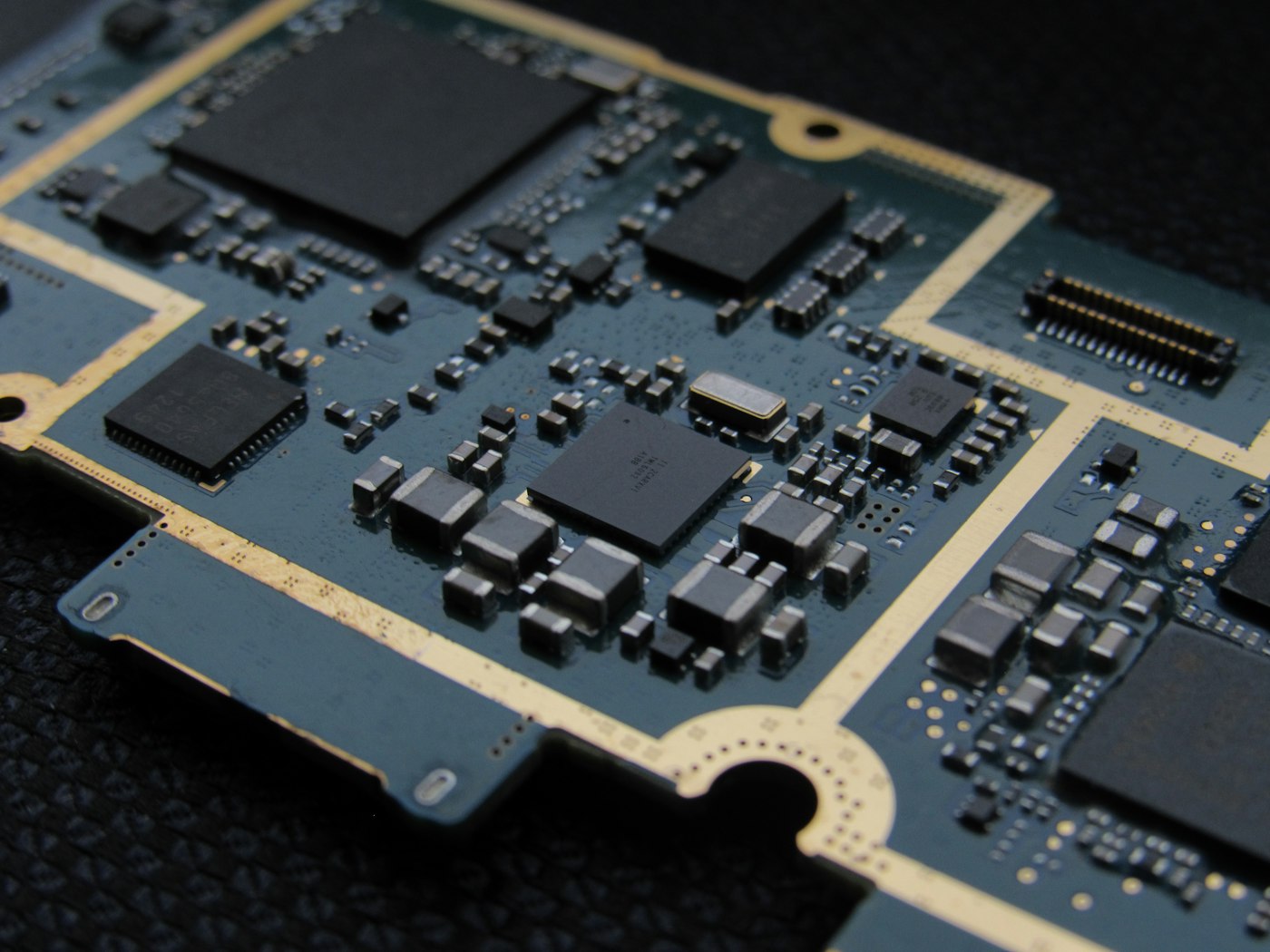 Electronic components on a tray for MIL-STD-202 Method 107 thermal shock