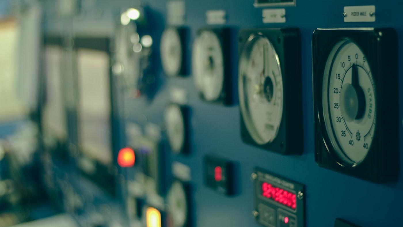 A PID controller tuning the temperature of a fast-ramp chamber