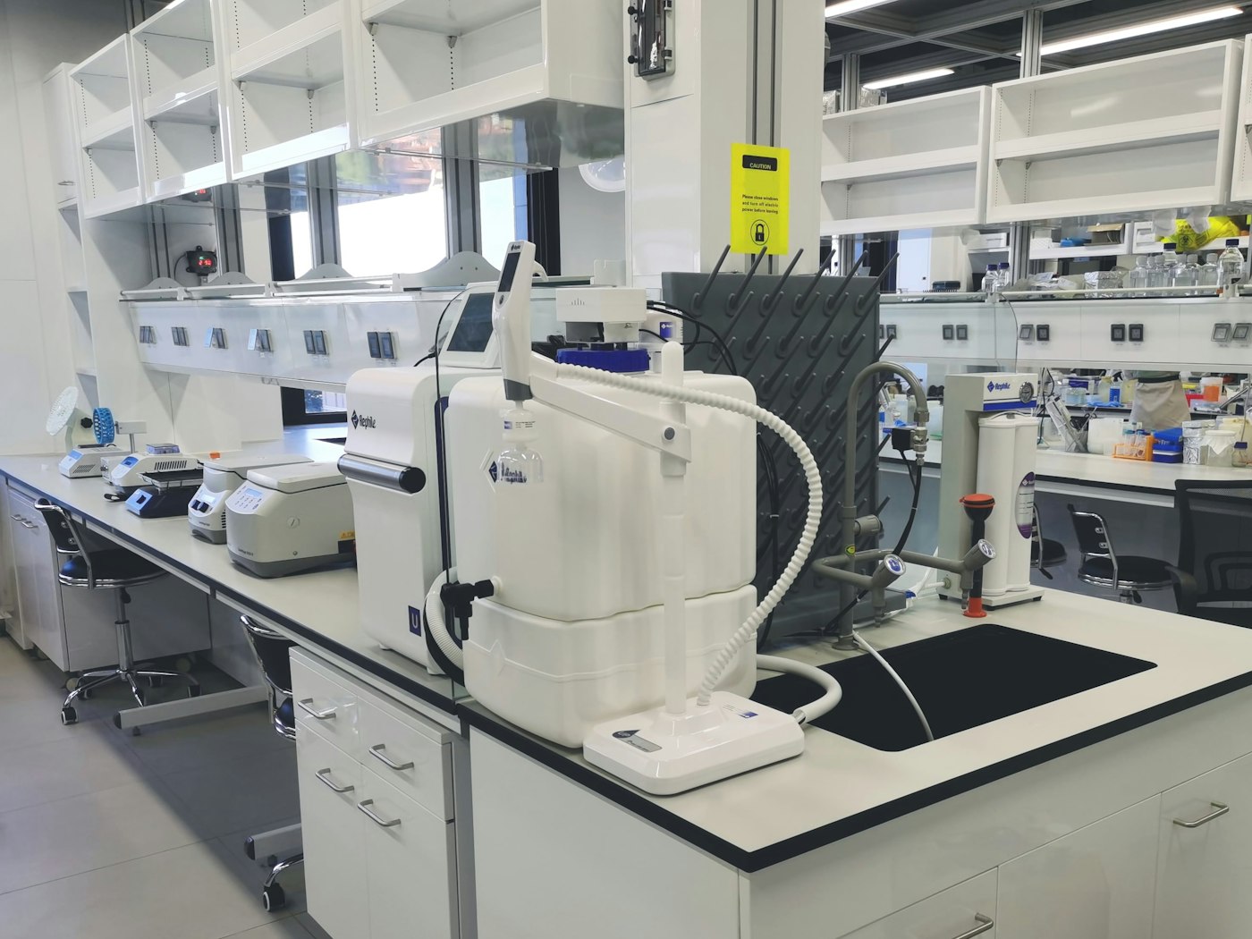 A three-zone shock chamber shuttling conditioned air to a fixed product compartment