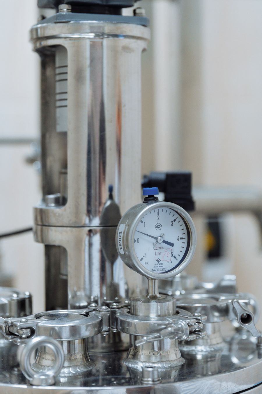 Stainless steel pressure vessel with a bar pressure gauge
